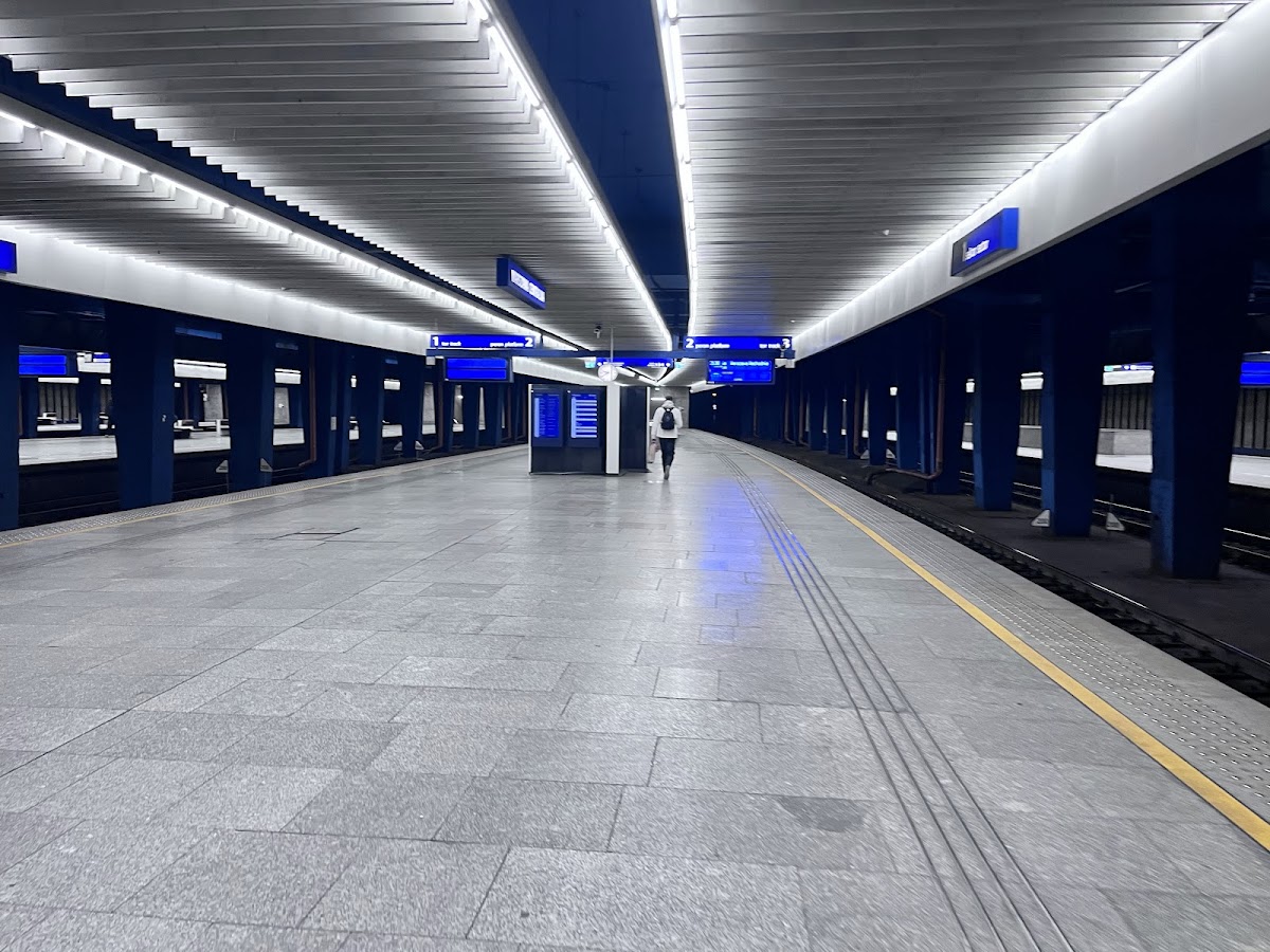 Dachówka na placu, materiały dekarskie